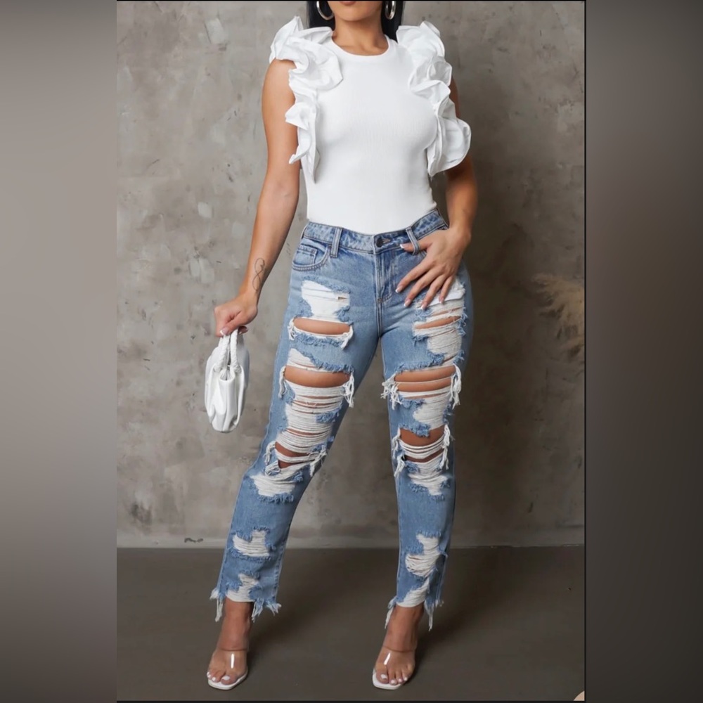 Distressed Light Wash Jeans.NWT❤️